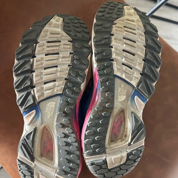 Women’s Size 8 Northface Shoes - Picture 6 of 8